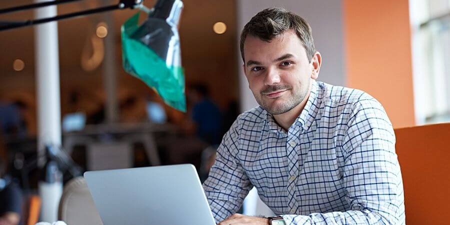 CapitalBox_miehen-kannettava-tietokone