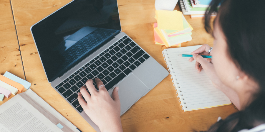 cb_nainen_kahvilassa