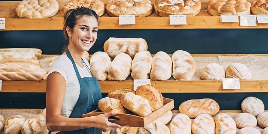 cb nainen leipomossa