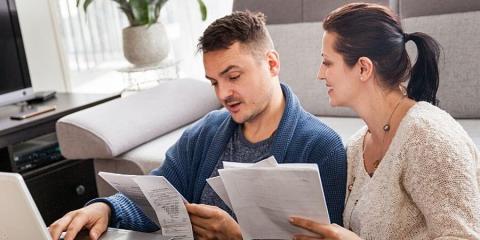 CapitalBox_mies-nainen-kayttaa-kannettavaa-tietokonetta