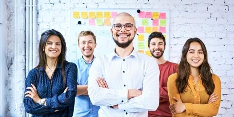 cb hymyilevät ihmiset