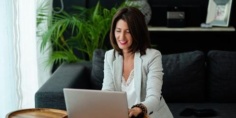 cb nainen hymyilee laptop